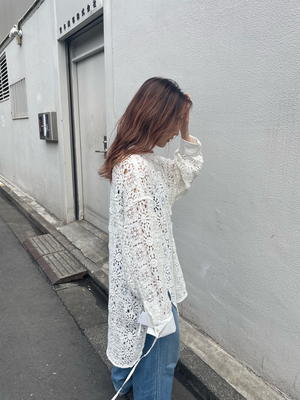 ホワイト系のシャツ/ブラウス、ブルー系のデニムパンツを着用したレディースの春コーディネートの3枚目の写真