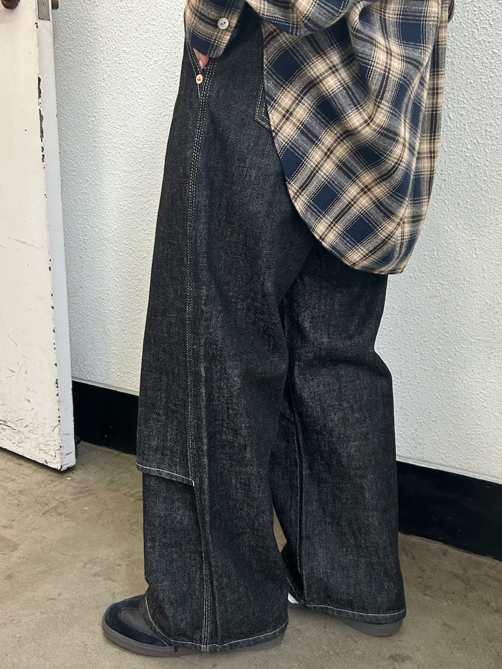 ブルー系のシャツ/ブラウス、ブラック系のデニムパンツを着用したレディースの秋コーディネートの6枚目の写真