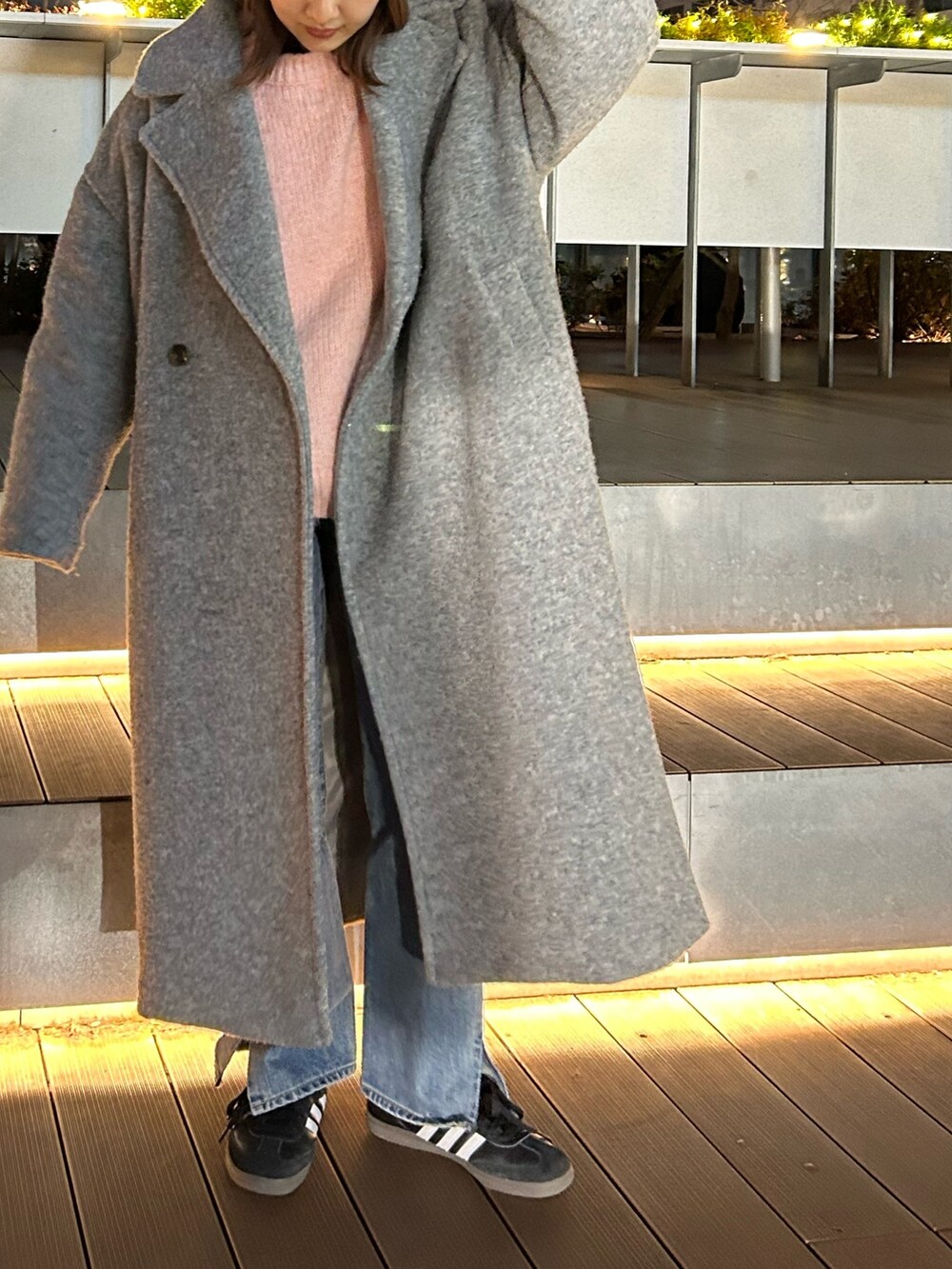 ピンク系のニット/セーター、グレー系のチェスターコートを着用したレディースの冬コーディネートの4枚目の写真