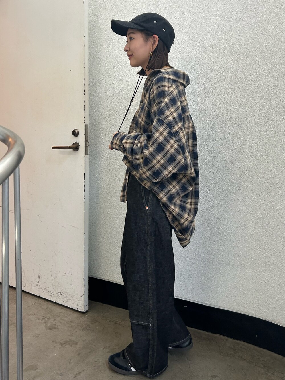 ブルー系のシャツ/ブラウス、ブラック系のデニムパンツを着用したレディースの秋コーディネートの2枚目の写真