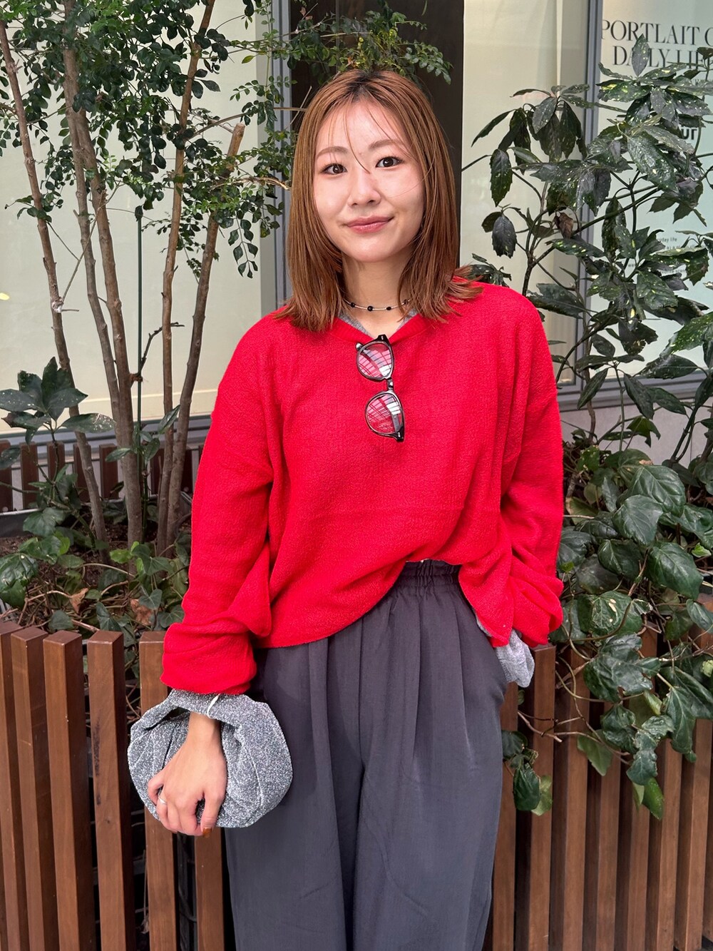 レッド系のニット/セーター、グレー系のその他パンツ、グレー系のニット/セーターを着用したレディースの秋コーディネートの4枚目の写真