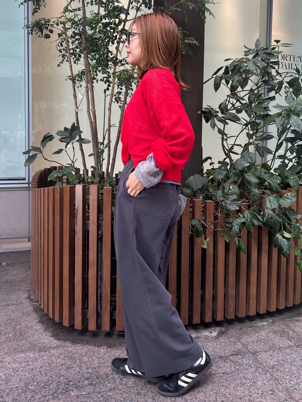 レッド系のニット/セーター、グレー系のその他パンツ、グレー系のニット/セーターを着用したレディースの秋コーディネートの2枚目の写真