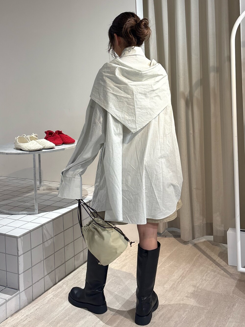 その他のシャツ/ブラウス、ブラック系のブーツを着用したレディースの冬コーディネートの3枚目の写真