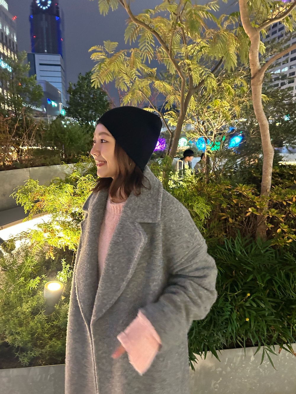 ピンク系のニット/セーター、グレー系のチェスターコートを着用したレディースの冬コーディネートの3枚目の写真