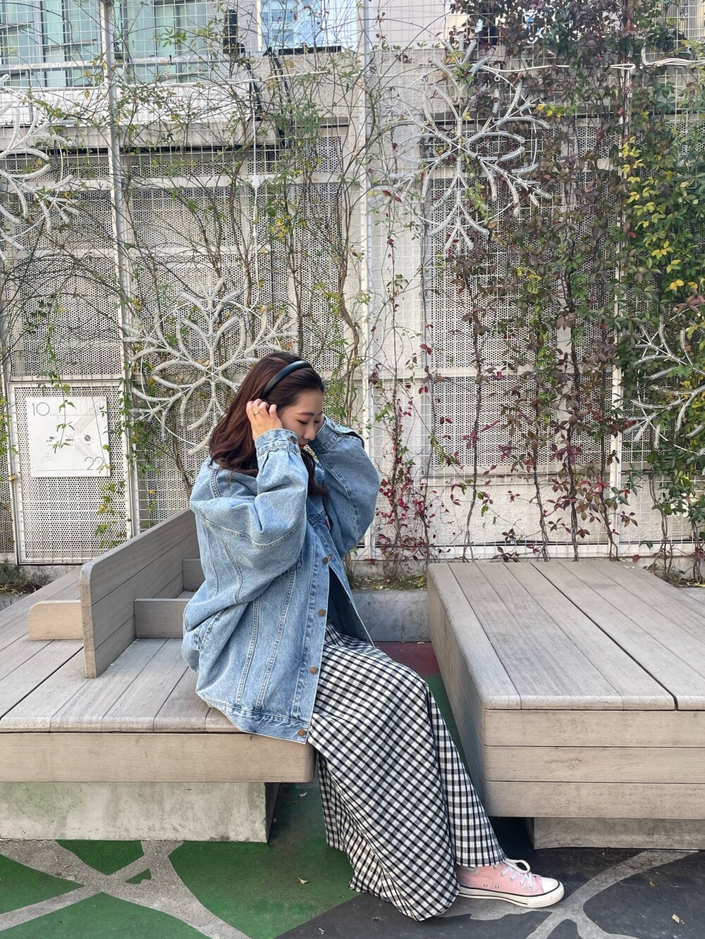 グレー系のワンピースを着用したレディースの春コーディネートの3枚目の写真