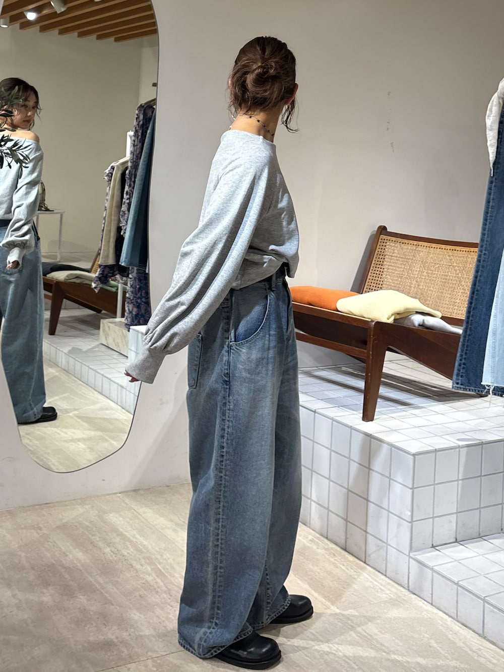 グレー系のTシャツ/カットソー、ブルー系のデニムパンツを着用したレディースの冬コーディネートの5枚目の写真