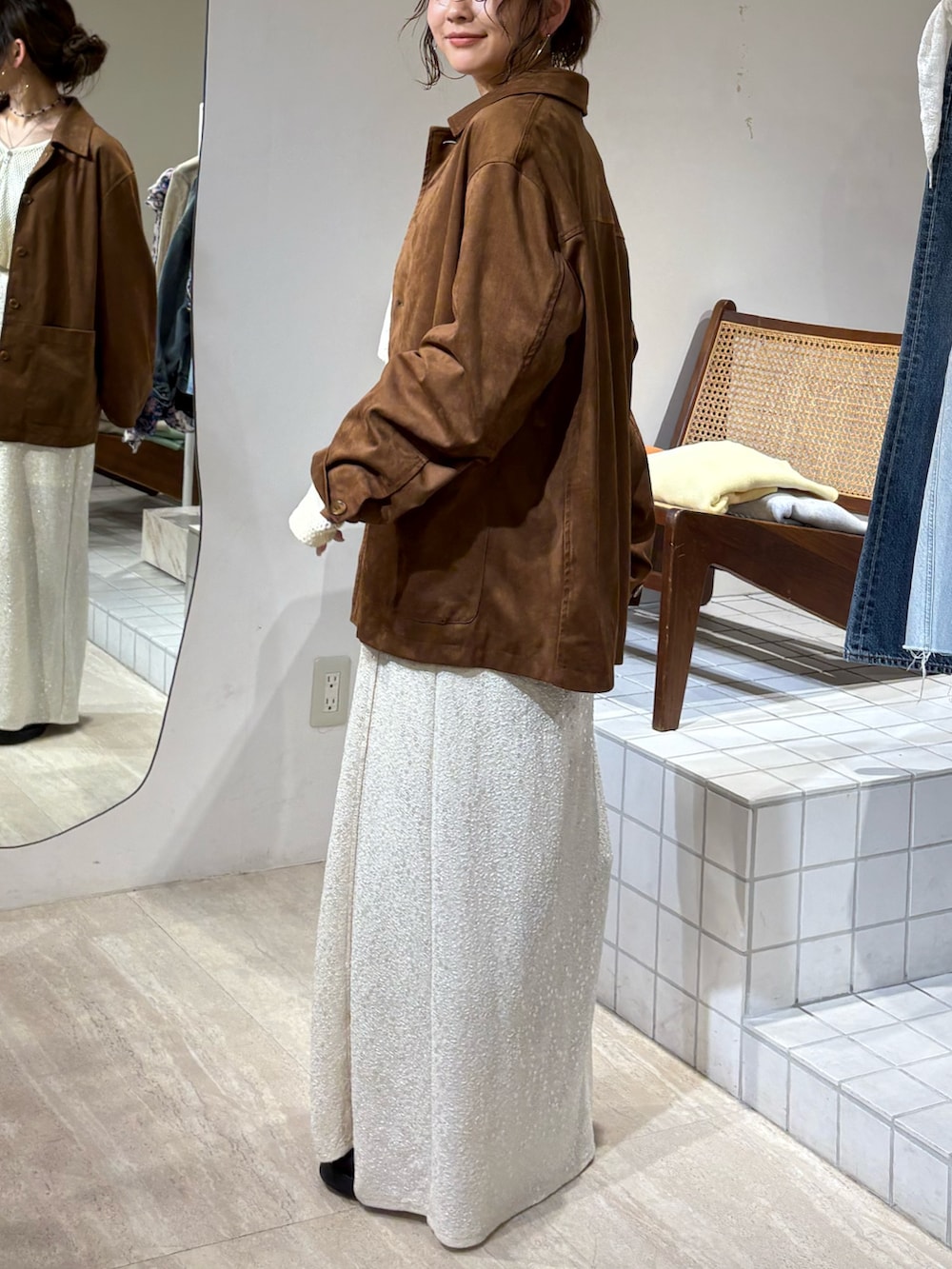 ブラウン系のテーラードジャケット、ホワイト系のスカート、ホワイト系のカーディガン/ボレロを着用したレディースの冬コーディネートの2枚目の写真