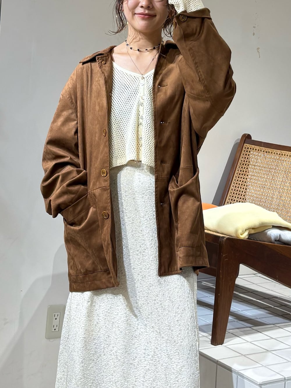 ブラウン系のテーラードジャケット、ホワイト系のスカート、ホワイト系のカーディガン/ボレロを着用したレディースの冬コーディネートの3枚目の写真