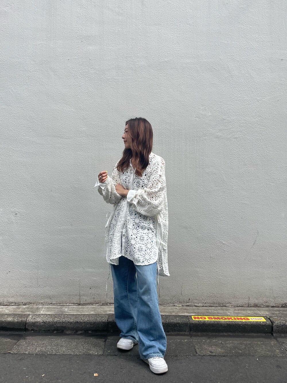 ホワイト系のシャツ/ブラウス、ブルー系のデニムパンツを着用したレディースの春コーディネートの2枚目の写真