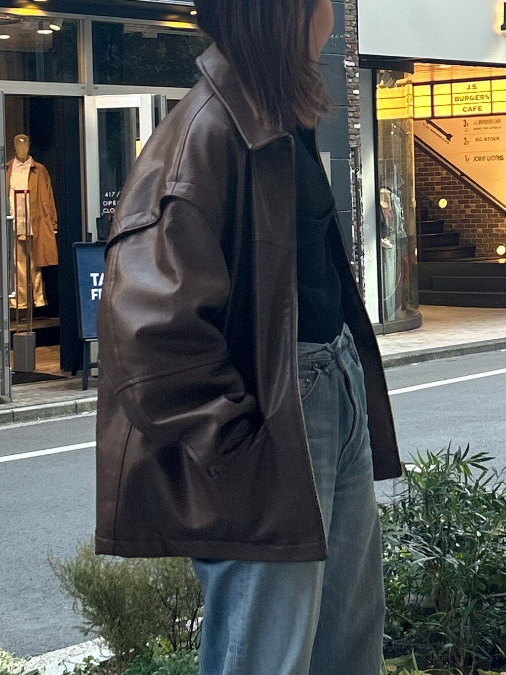 ブラウン系のブルゾン、ブルー系のデニムパンツ、ブラック系のTシャツ/カットソーを着用したレディースの冬コーディネートの4枚目の写真