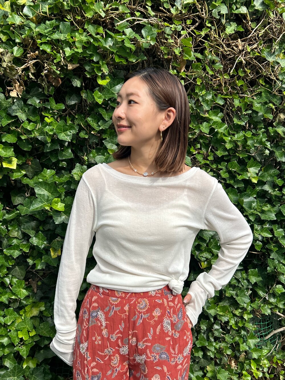 レッド系のその他パンツ、ホワイト系のTシャツ/カットソーを着用したレディースの夏コーディネートの3枚目の写真