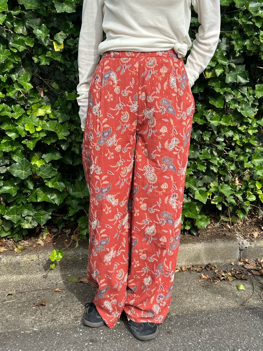 レッド系のその他パンツ、ホワイト系のTシャツ/カットソーを着用したレディースの夏コーディネートの4枚目の写真