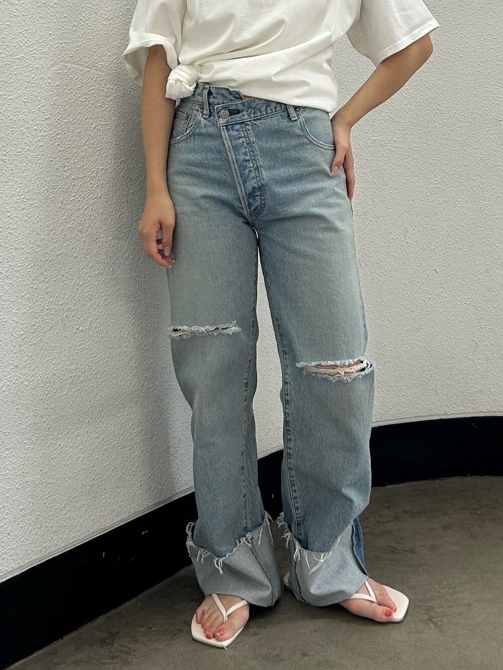 ホワイト系のTシャツ/カットソー、ブルー系のデニムパンツ、ホワイト系のサンダルを着用したレディースの夏コーディネートの5枚目の写真