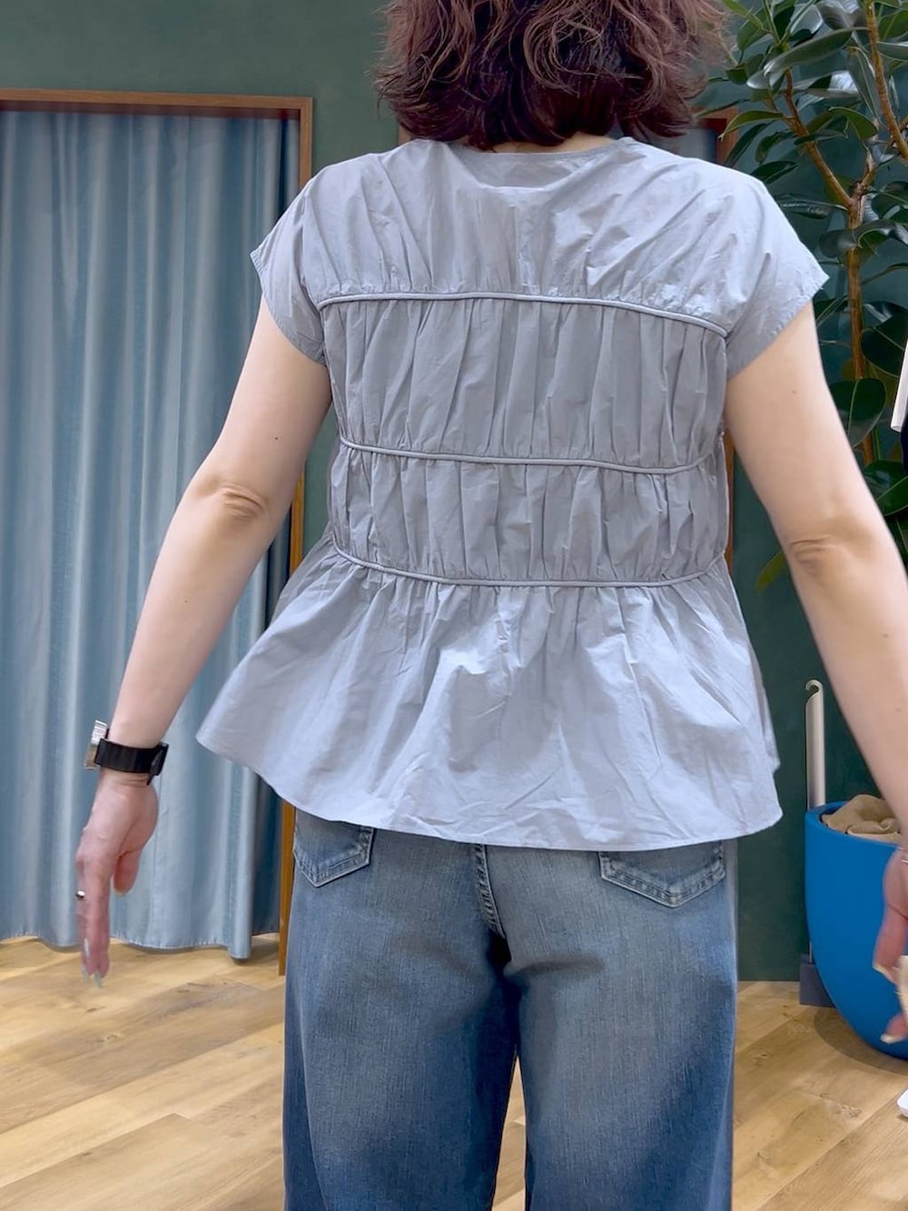 ブルー系のデニムパンツ、ブルー系のシャツ/ブラウス、ブラック系のサンダルを着用したレディースの春コーディネートの8枚目の写真