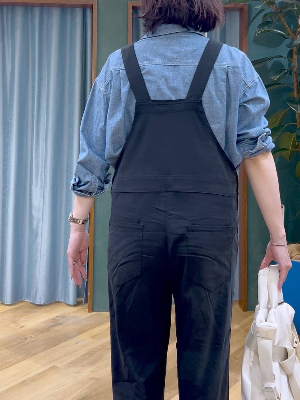 グレー系のローファー、ブラック系のサロペット/オーバーオール、ホワイト系のトートバッグを着用したレディースの春コーディネートの8枚目の写真