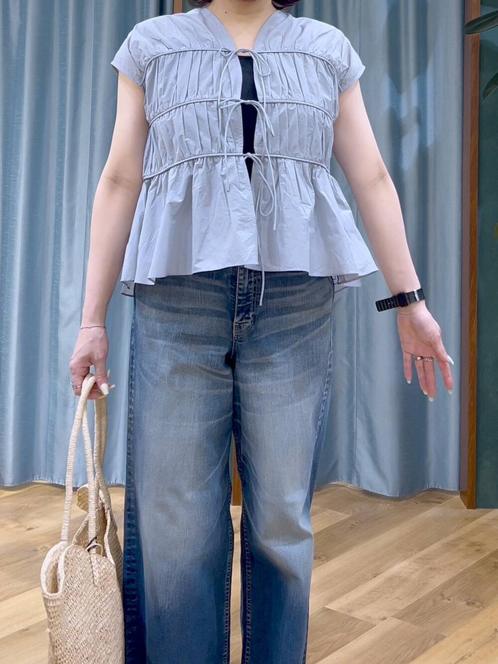 ブルー系のデニムパンツ、ブルー系のシャツ/ブラウス、ブラック系のサンダルを着用したレディースの春コーディネートの7枚目の写真