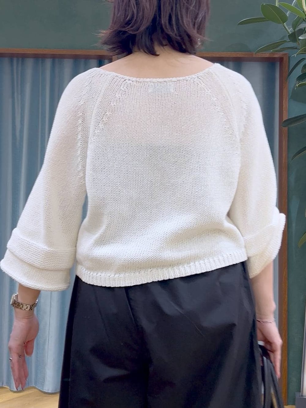 ホワイト系のニット/セーター、ブラック系のその他パンツ、ブラック系のサンダルを着用したレディースの春コーディネートの7枚目の写真