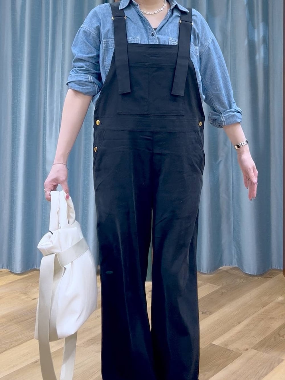 グレー系のローファー、ブラック系のサロペット/オーバーオール、ホワイト系のトートバッグを着用したレディースの春コーディネートの7枚目の写真