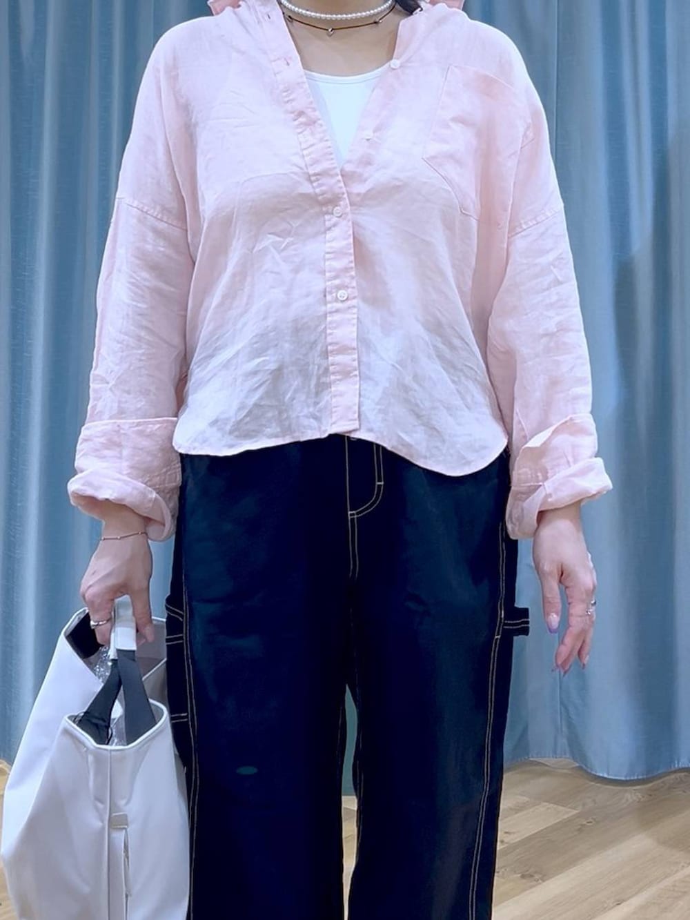 ホワイト系のトートバッグ、ブルー系のその他パンツ、ピンク系のシャツ/ブラウスを着用したレディースの夏コーディネートの7枚目の写真