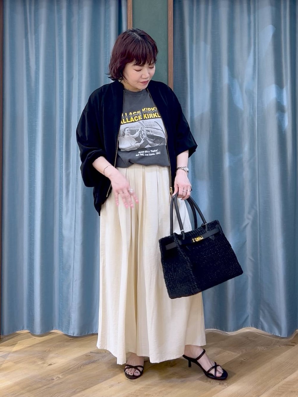 ブラック系のブルゾン、ホワイト系のその他パンツ、グレー系のTシャツ/カットソーを着用したレディースの春コーディネートの2枚目の写真