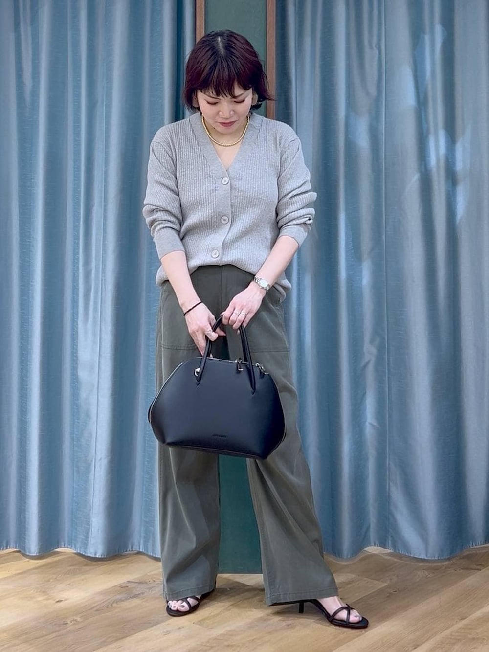 その他のトートバッグ、グレー系のカーディガン/ボレロ、グリーン系のその他パンツを着用したレディースの春コーディネートの3枚目の写真