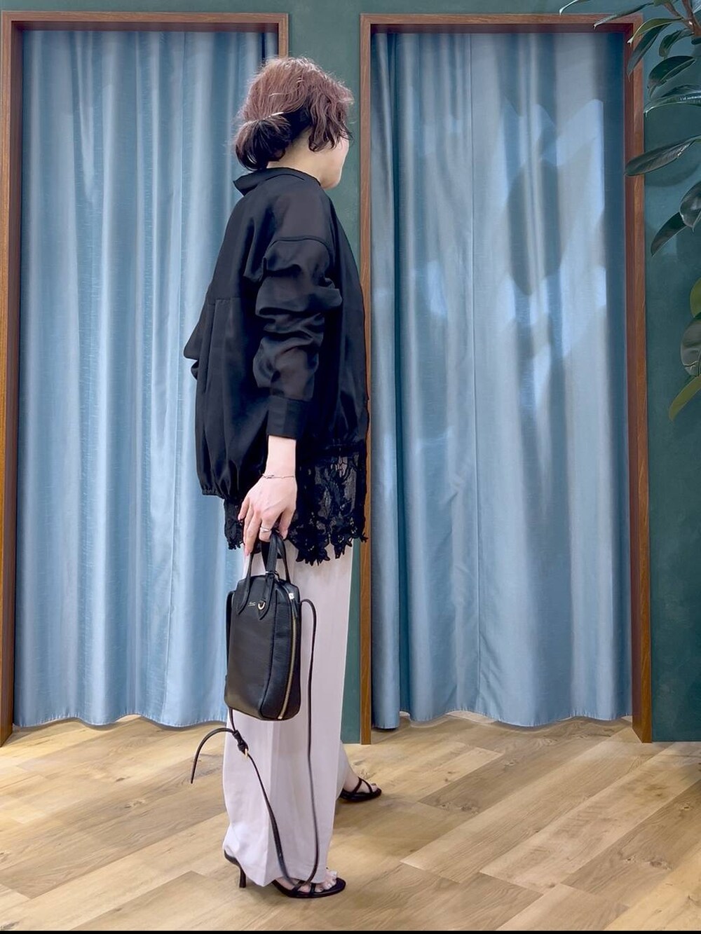 ベージュ系のその他パンツ、ブラック系のショルダーバッグ、ブラック系のサンダルを着用したレディースの夏コーディネートの4枚目の写真