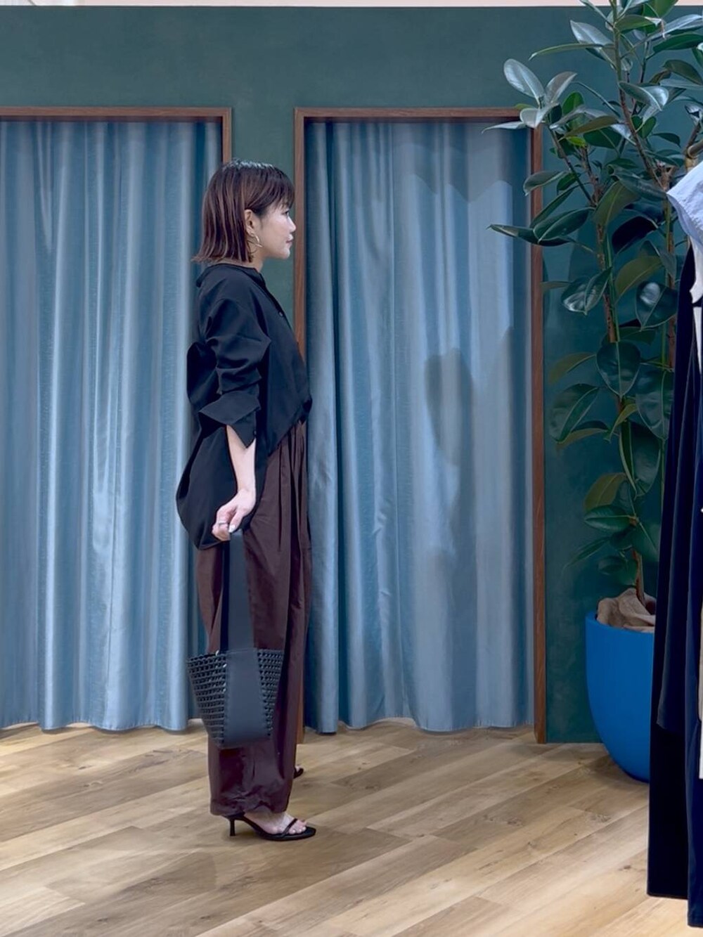 ブラウン系のその他パンツ、ブラック系のサンダル、ブラック系のハンドバッグを着用したレディースの夏コーディネートの3枚目の写真