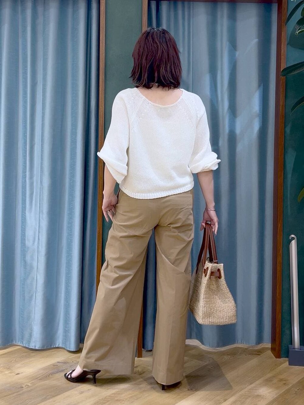 ホワイト系のキャミソール、ホワイト系のニット/セーター、ベージュ系のその他パンツを着用したレディースの春コーディネートの5枚目の写真