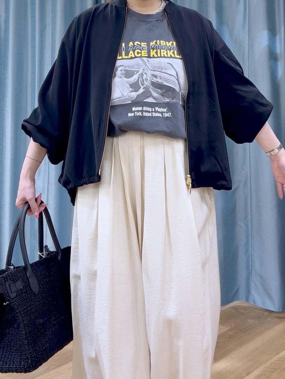 ブラック系のブルゾン、ホワイト系のその他パンツ、グレー系のTシャツ/カットソーを着用したレディースの春コーディネートの6枚目の写真