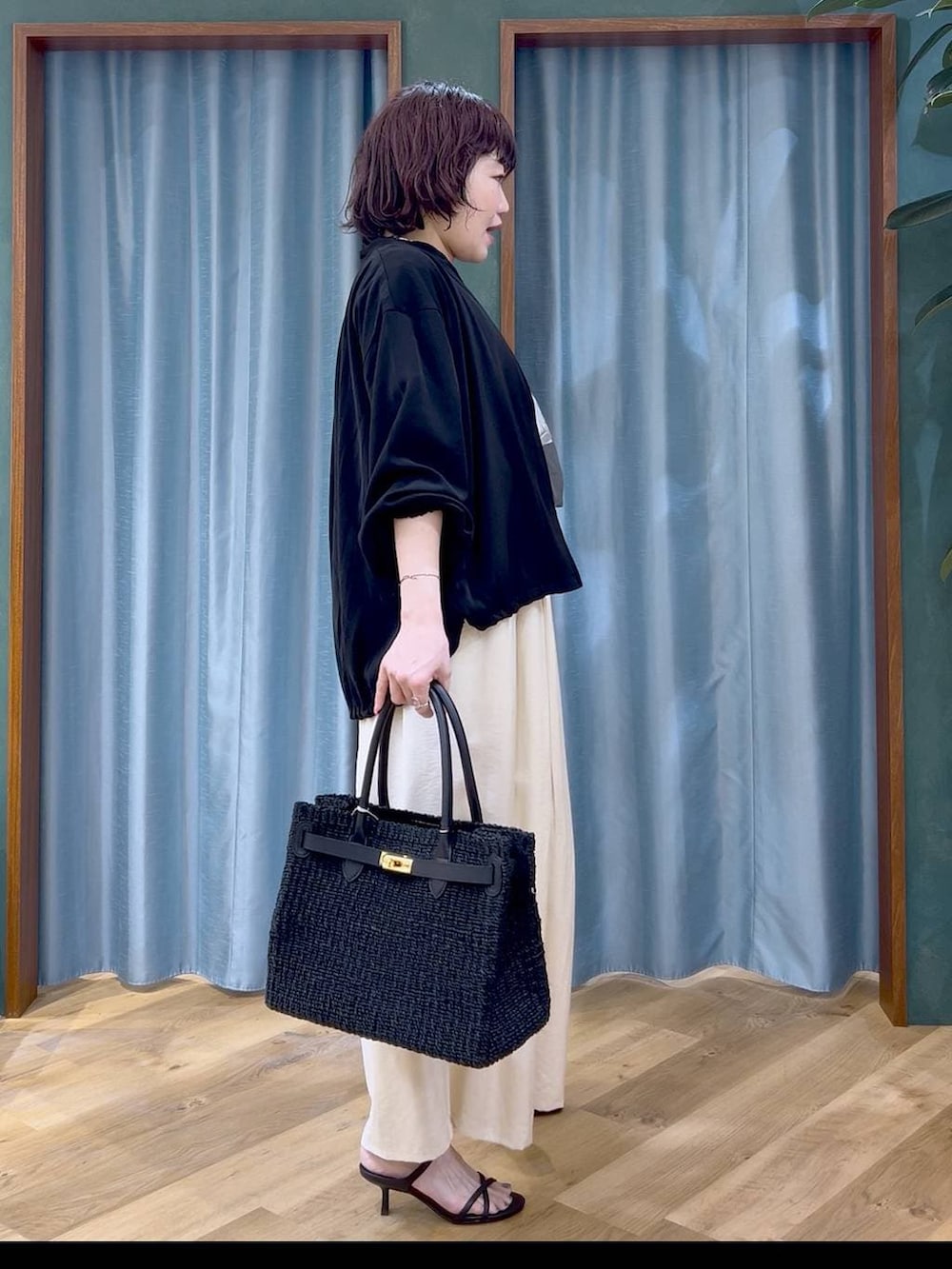 ブラック系のブルゾン、ホワイト系のその他パンツ、グレー系のTシャツ/カットソーを着用したレディースの春コーディネートの4枚目の写真