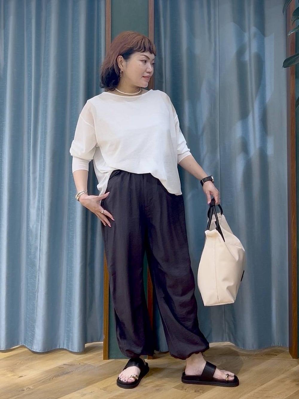 ホワイト系のタンクトップ、ホワイト系のニット/セーター、グレー系のその他パンツを着用したレディースの夏コーディネートの2枚目の写真