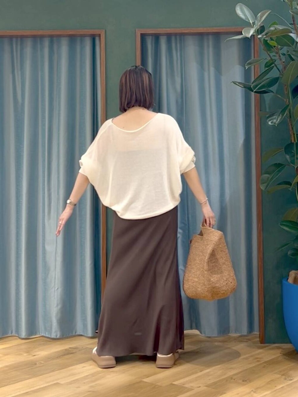 ブラウン系のかごバッグ、ホワイト系のサンダル、ホワイト系のニット/セーターを着用したレディースの夏コーディネートの5枚目の写真