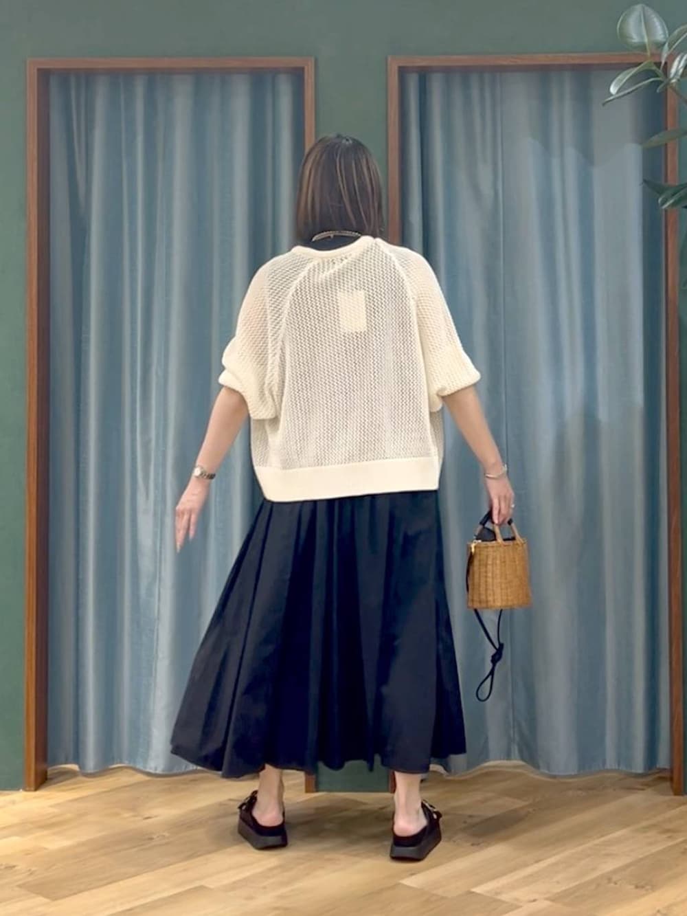 「差し色コーデ、高見え、ワントーン、ママコーデ、ナチュラル、ベーシック/シンプル、旅行、BARNYARDSTORM、サンダル、夏コーデ、ワンピース、骨格ストレート」｜「BARNYARDSTORMのBARNYARDSTORM / 【BAGMATI(バグマティ)】 スクエアミニショルダーバッグ（ショルダーバッグ、ブラック系）」を使った、67remiさん（レディース・160cm）の夏コーディネートの4枚目の写真