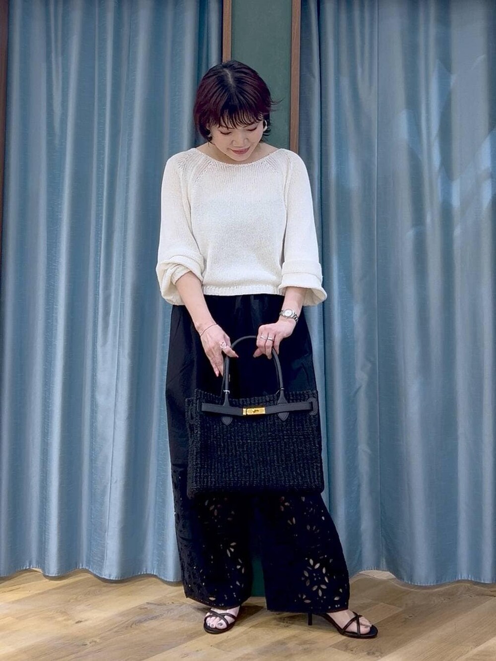 ホワイト系のニット/セーター、ブラック系のその他パンツ、ブラック系のサンダルを着用したレディースの春コーディネートの3枚目の写真