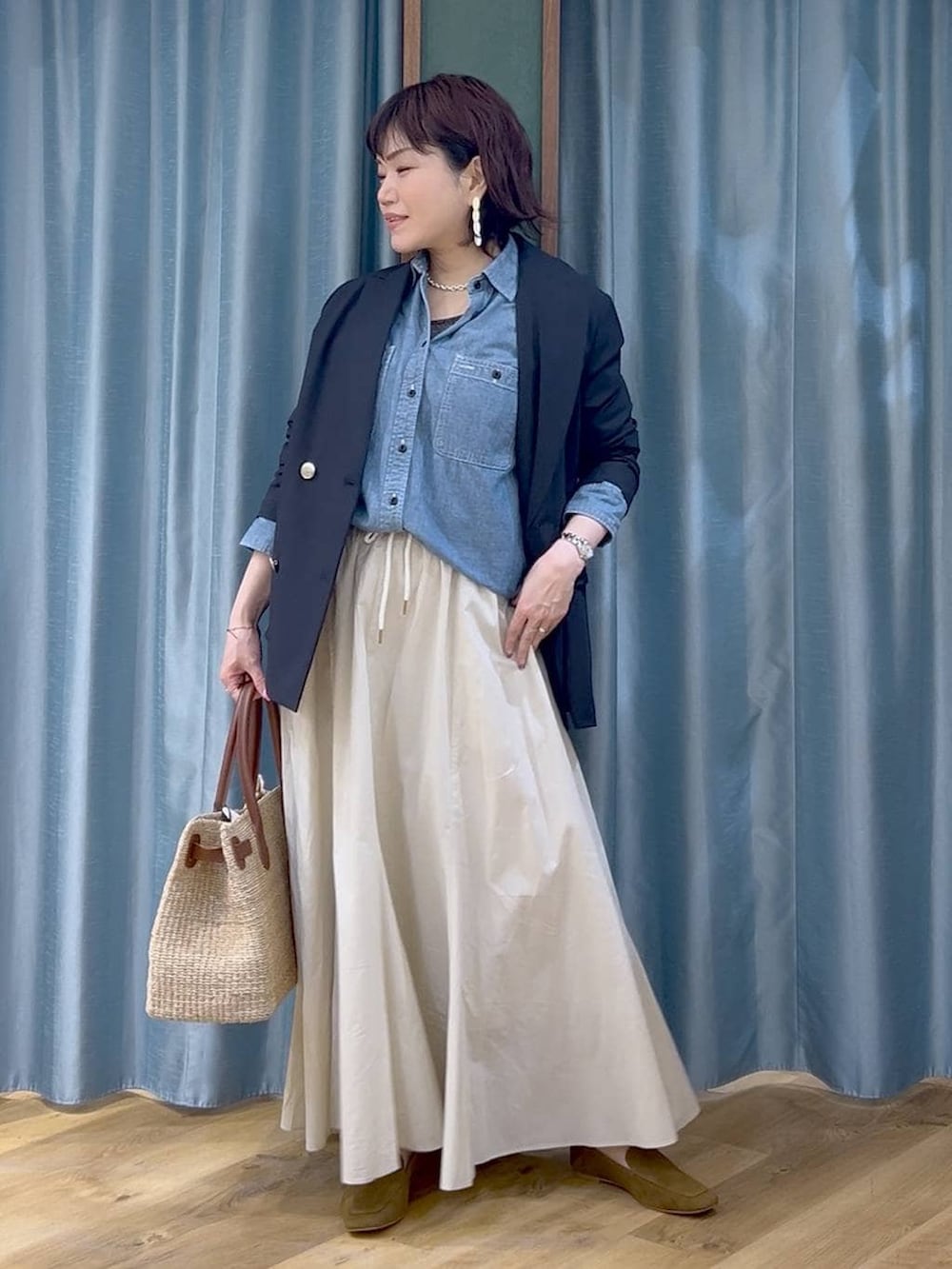 ブルー系のテーラードジャケット、ホワイト系のその他パンツ、イエロー系のローファーを着用したレディースの春コーディネートの2枚目の写真