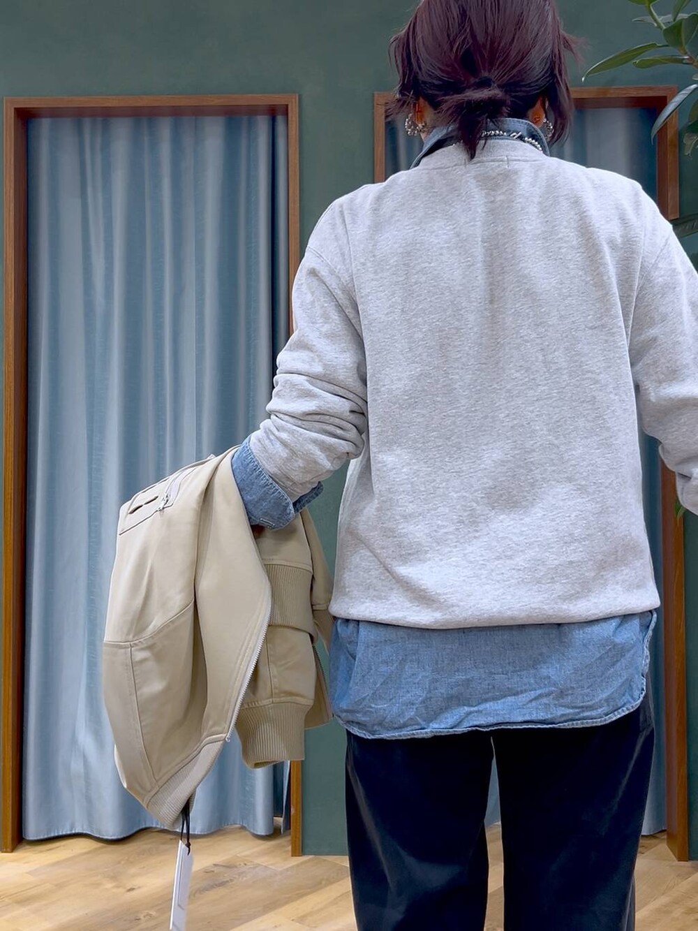 グレー系のスウェット、ブラック系のその他パンツ、ブラック系のトートバッグを着用したレディースの冬コーディネートの7枚目の写真