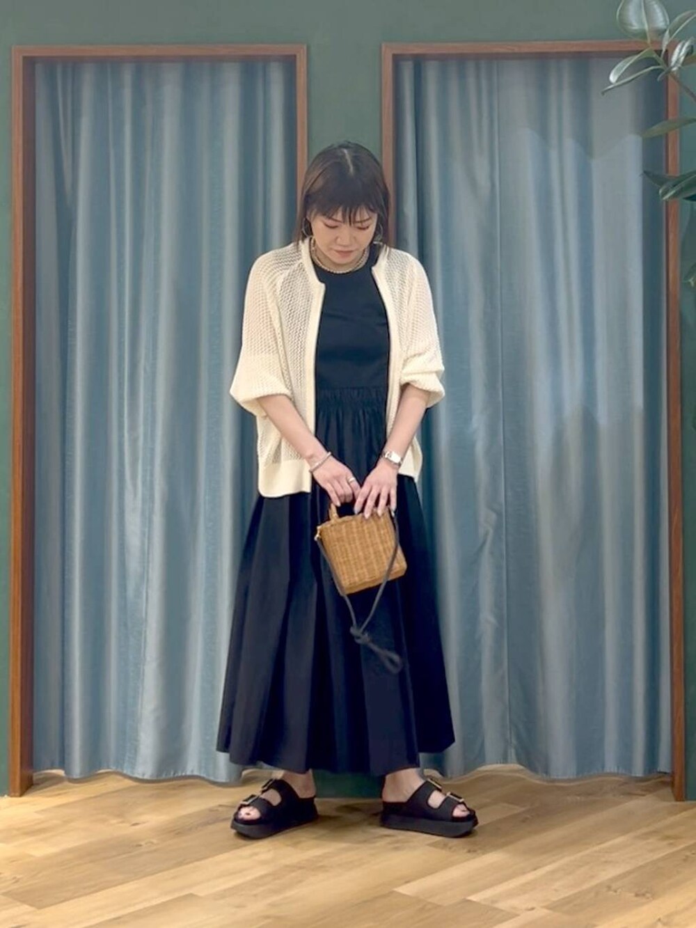 「差し色コーデ、高見え、ワントーン、ママコーデ、ナチュラル、ベーシック/シンプル、旅行、BARNYARDSTORM、サンダル、夏コーデ、ワンピース、骨格ストレート」｜「BARNYARDSTORMのBARNYARDSTORM / 【BAGMATI(バグマティ)】 スクエアミニショルダーバッグ（ショルダーバッグ、ブラック系）」を使った、67remiさん（レディース・160cm）の夏コーディネートの2枚目の写真