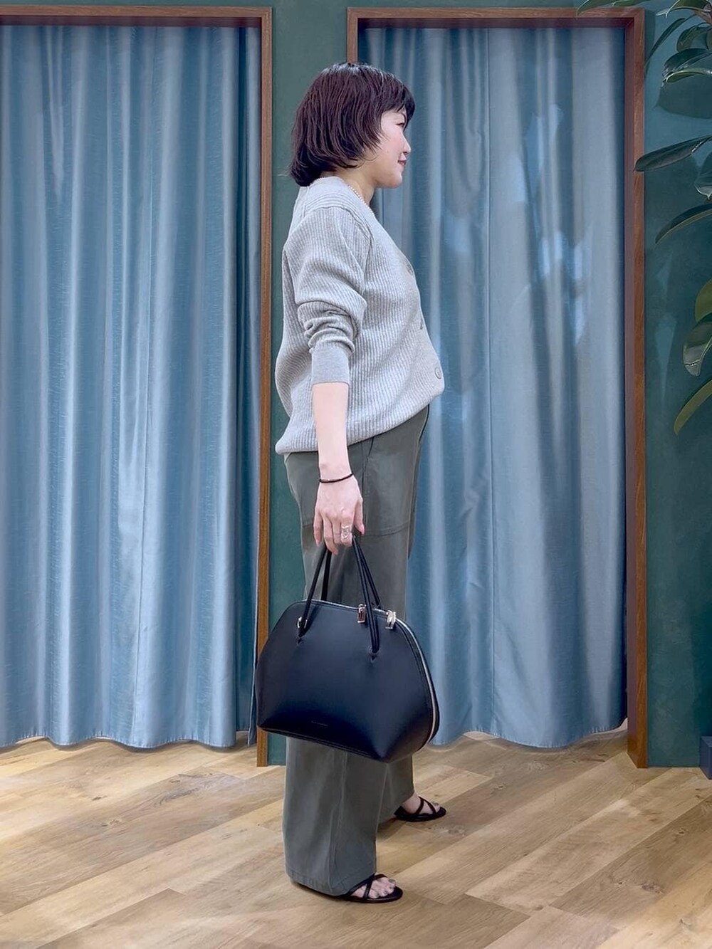 その他のトートバッグ、グレー系のカーディガン/ボレロ、グリーン系のその他パンツを着用したレディースの春コーディネートの4枚目の写真