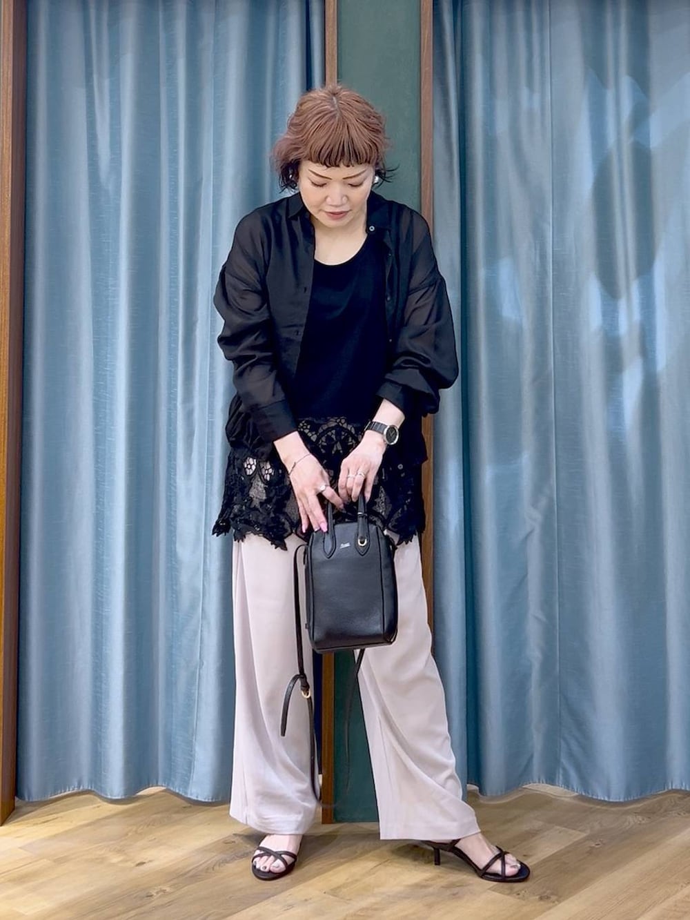 ベージュ系のその他パンツ、ブラック系のショルダーバッグ、ブラック系のサンダルを着用したレディースの夏コーディネートの3枚目の写真