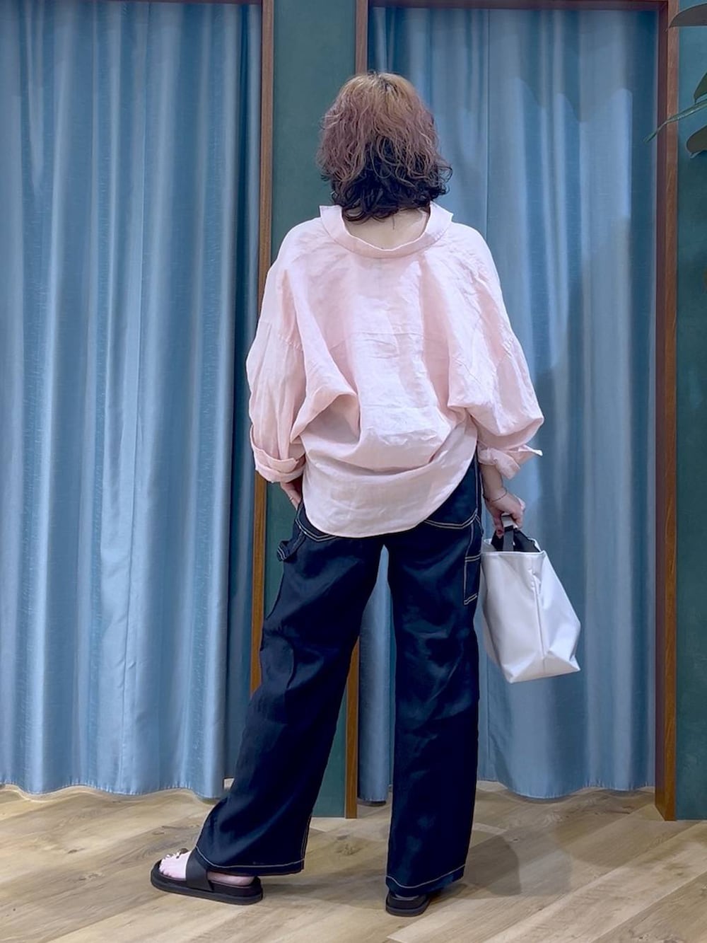 ホワイト系のトートバッグ、ブルー系のその他パンツ、ピンク系のシャツ/ブラウスを着用したレディースの夏コーディネートの6枚目の写真