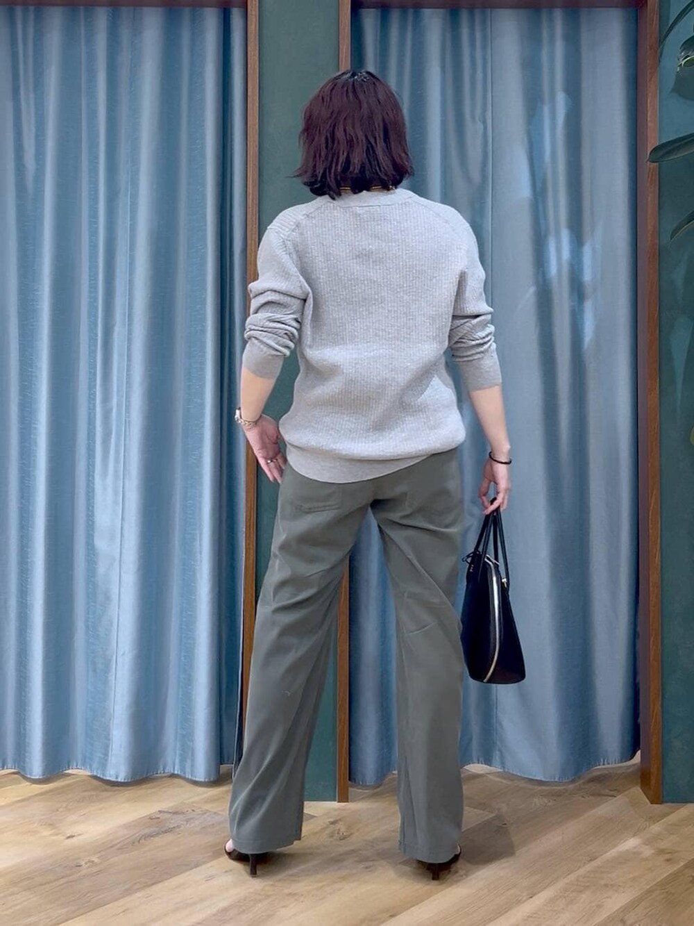 その他のトートバッグ、グレー系のカーディガン/ボレロ、グリーン系のその他パンツを着用したレディースの春コーディネートの5枚目の写真