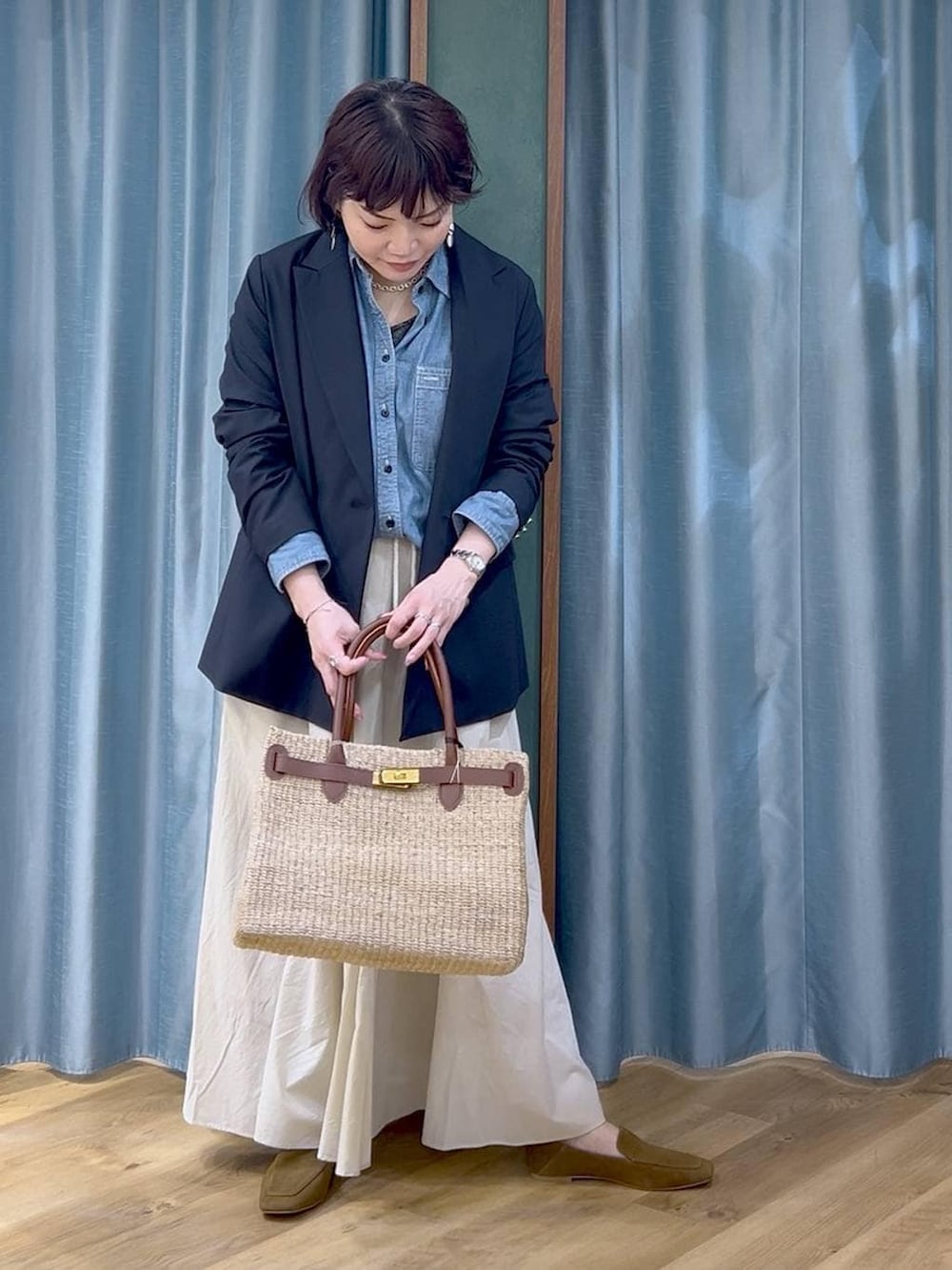 ブルー系のテーラードジャケット、ホワイト系のその他パンツ、イエロー系のローファーを着用したレディースの春コーディネートの4枚目の写真