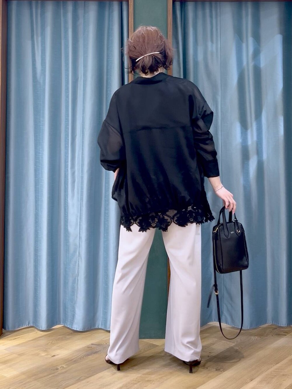 ベージュ系のその他パンツ、ブラック系のショルダーバッグ、ブラック系のサンダルを着用したレディースの夏コーディネートの5枚目の写真
