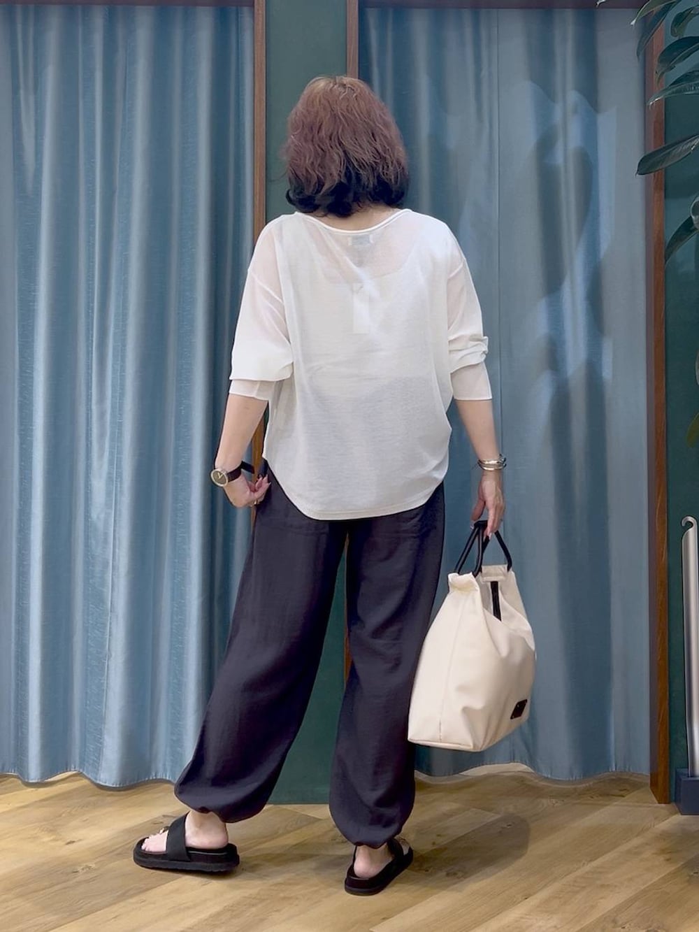 ホワイト系のタンクトップ、ホワイト系のニット/セーター、グレー系のその他パンツを着用したレディースの夏コーディネートの6枚目の写真