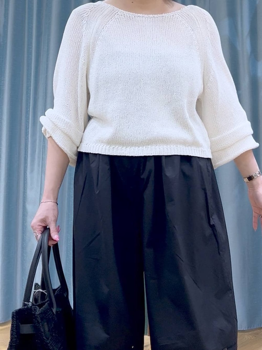 ホワイト系のニット/セーター、ブラック系のその他パンツ、ブラック系のサンダルを着用したレディースの春コーディネートの6枚目の写真