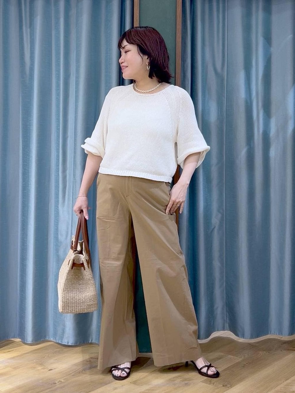 ホワイト系のキャミソール、ホワイト系のニット/セーター、ベージュ系のその他パンツを着用したレディースの春コーディネートの2枚目の写真