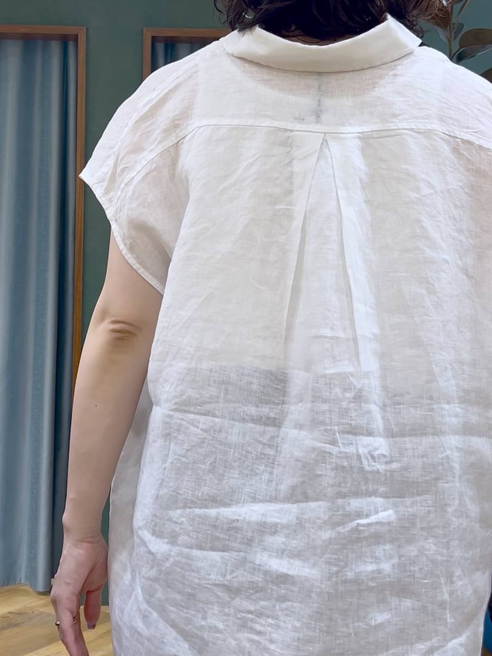 ブルー系のデニムパンツ、ホワイト系のタンクトップ、ブラック系のサンダルを着用したレディースの夏コーディネートの8枚目の写真