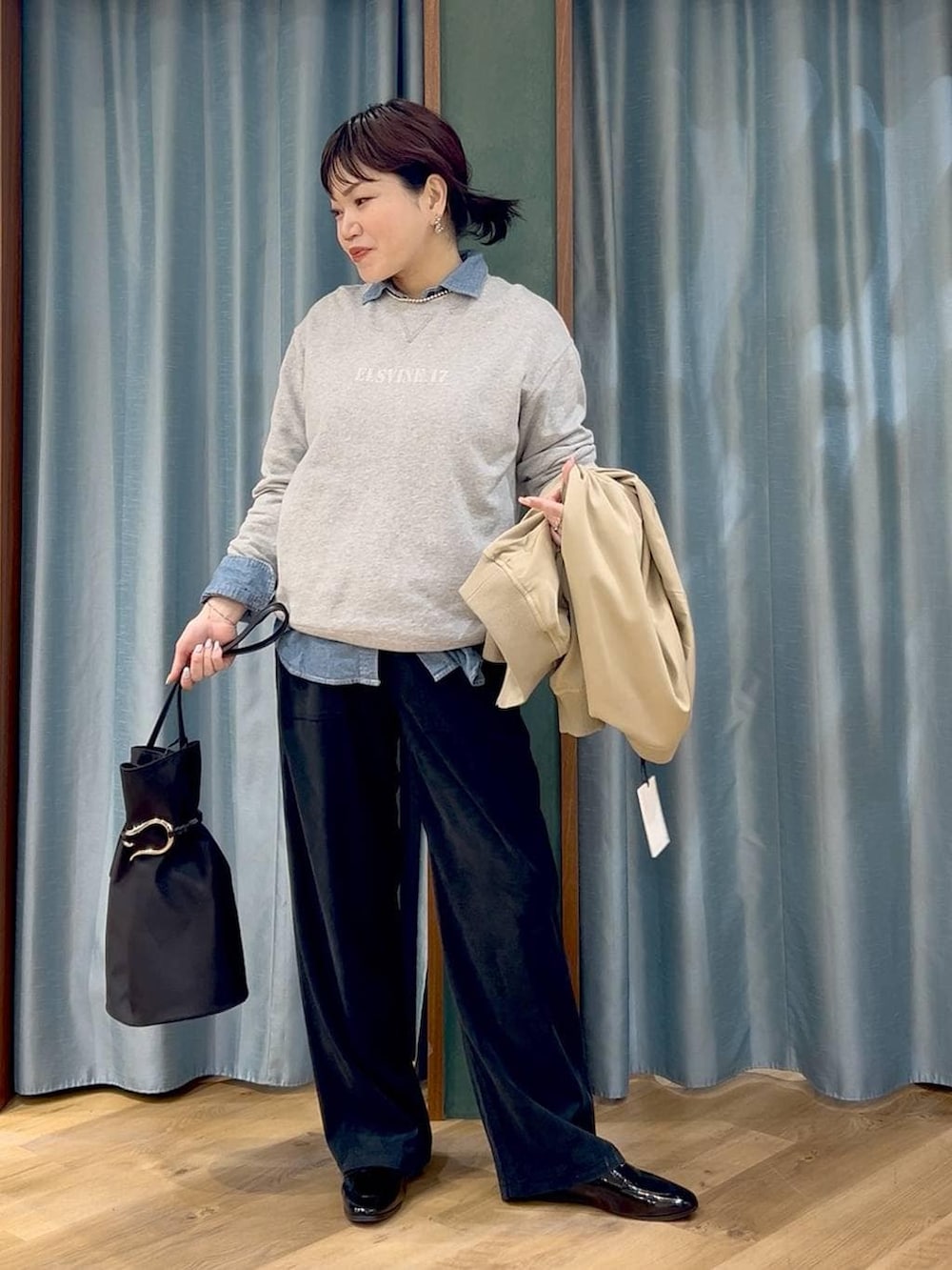 グレー系のスウェット、ブラック系のその他パンツ、ブラック系のトートバッグを着用したレディースの冬コーディネートの4枚目の写真