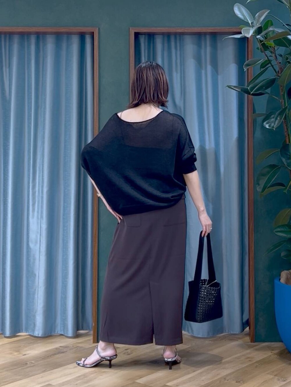 その他のサンダル、ブラック系のハンドバッグ、ブラック系のニット/セーターを着用したレディースの夏コーディネートの4枚目の写真