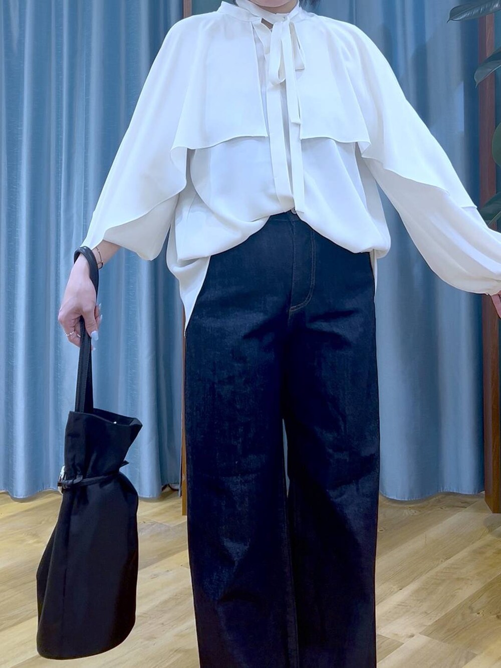 ブルー系のデニムパンツ、ホワイト系のシャツ/ブラウス、ブラック系のトートバッグを着用したレディースの冬コーディネートの7枚目の写真